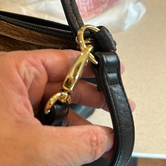 Tignanelio sholder crossbody black with gold accents with pockets - Picture 9 of 10